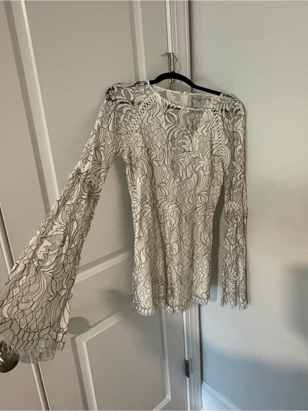 Tobi Women's Cream Lace Bell-Sleeve romper size large